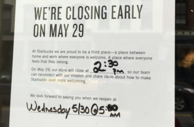 סטארבקס משביתה אלפי בתי קפה ביום שלישי אחר הצהריים על מנת לארח סדנת חינוך על הטיה גזעית לעובדיה
