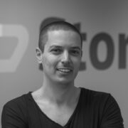 הכירו את אייל רייך, סמנכ"ל שיווק ושותף מייסד של חברת StoreYa