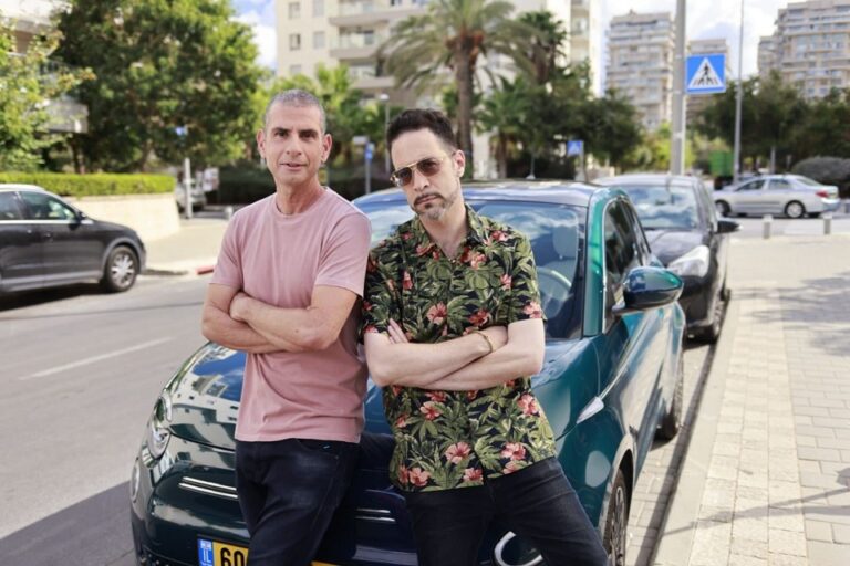 גלעד כהנא לצד אייל קיציס בפרסומת החדשה של כלל ביטוח ופיננסים