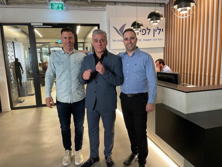 אופיר פרבר ועומר דגני עם הפרנזטור ליאור אשכנזי.
