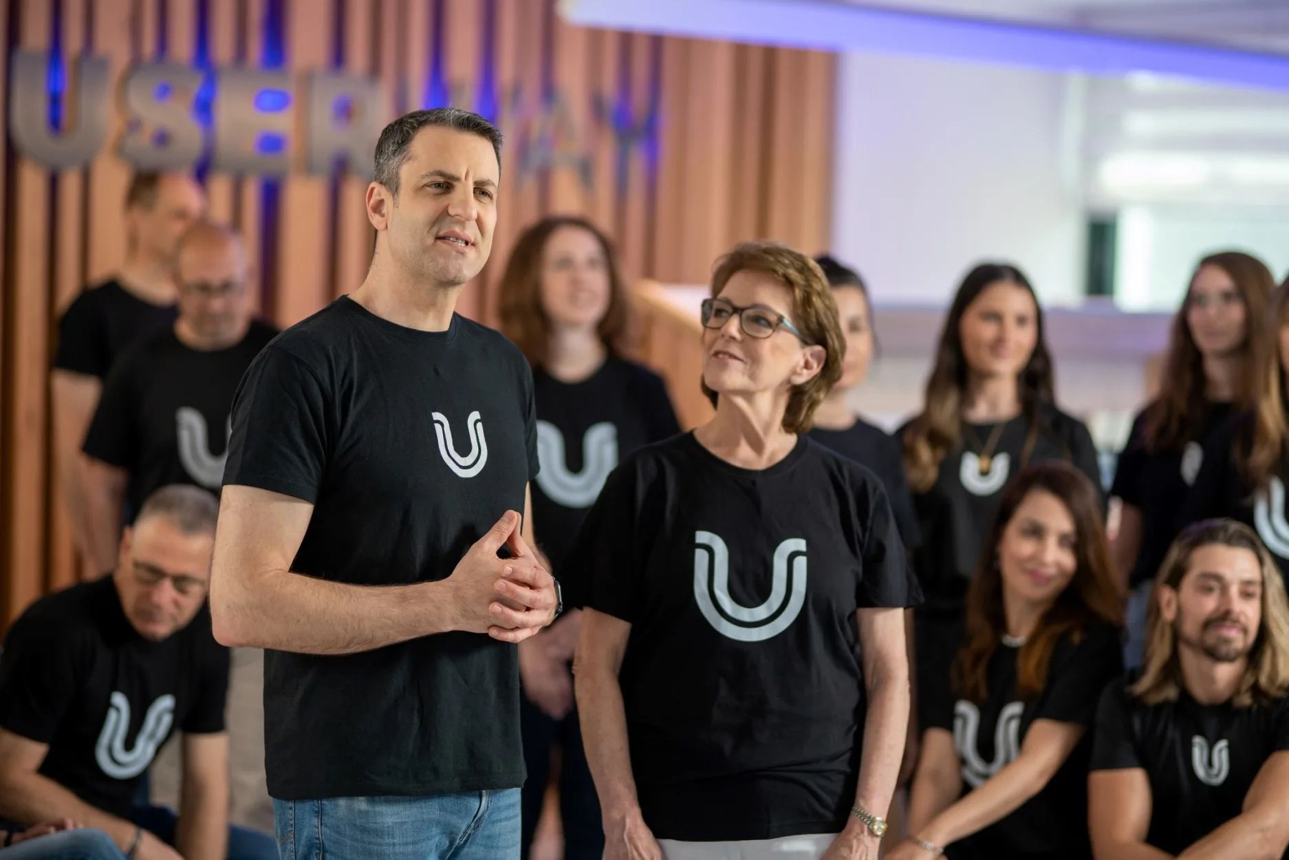 חברת UserWay יוצאת בקמפיין פרסום בינ"ל עם סוזן בנט, האישה שמאחורי קולה של SIRI