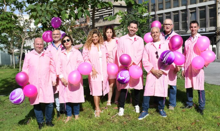 מנתחות ומנתחים פלסטיים בחלוקים ורודים לרגל חודש המודעות לסרטן השד 2022