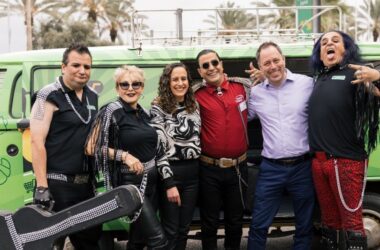 עודד גולן מנכל דור אלון ויפעת סטאל מנהלת אגף שיווק לצד אמיר שורוש רמזי ולהקת מיני סופרז . צילום- מיכה לובטון