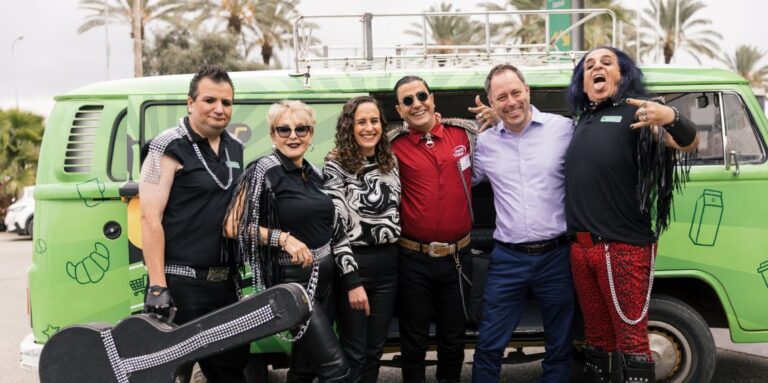 עודד גולן מנכל דור אלון ויפעת סטאל מנהלת אגף שיווק לצד אמיר שורוש רמזי ולהקת מיני סופרז . צילום- מיכה לובטון