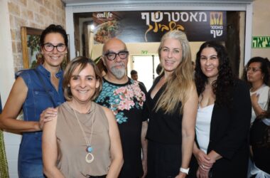 ישראל אהרוני ומשתתפים בסדנת בישול למען משפחות נזקקות. צילום- ניר פקין