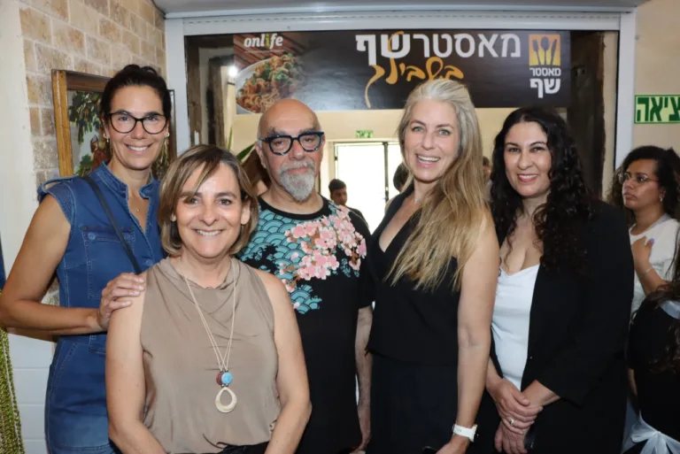 ישראל אהרוני ומשתתפים בסדנת בישול למען משפחות נזקקות. צילום- ניר פקין