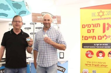 מימין רועי דון סמנכל ואבי זינגר מנכל בן אנד גריס מקבלים גלידה לאחר תרומת דם. צילום- אסף לב