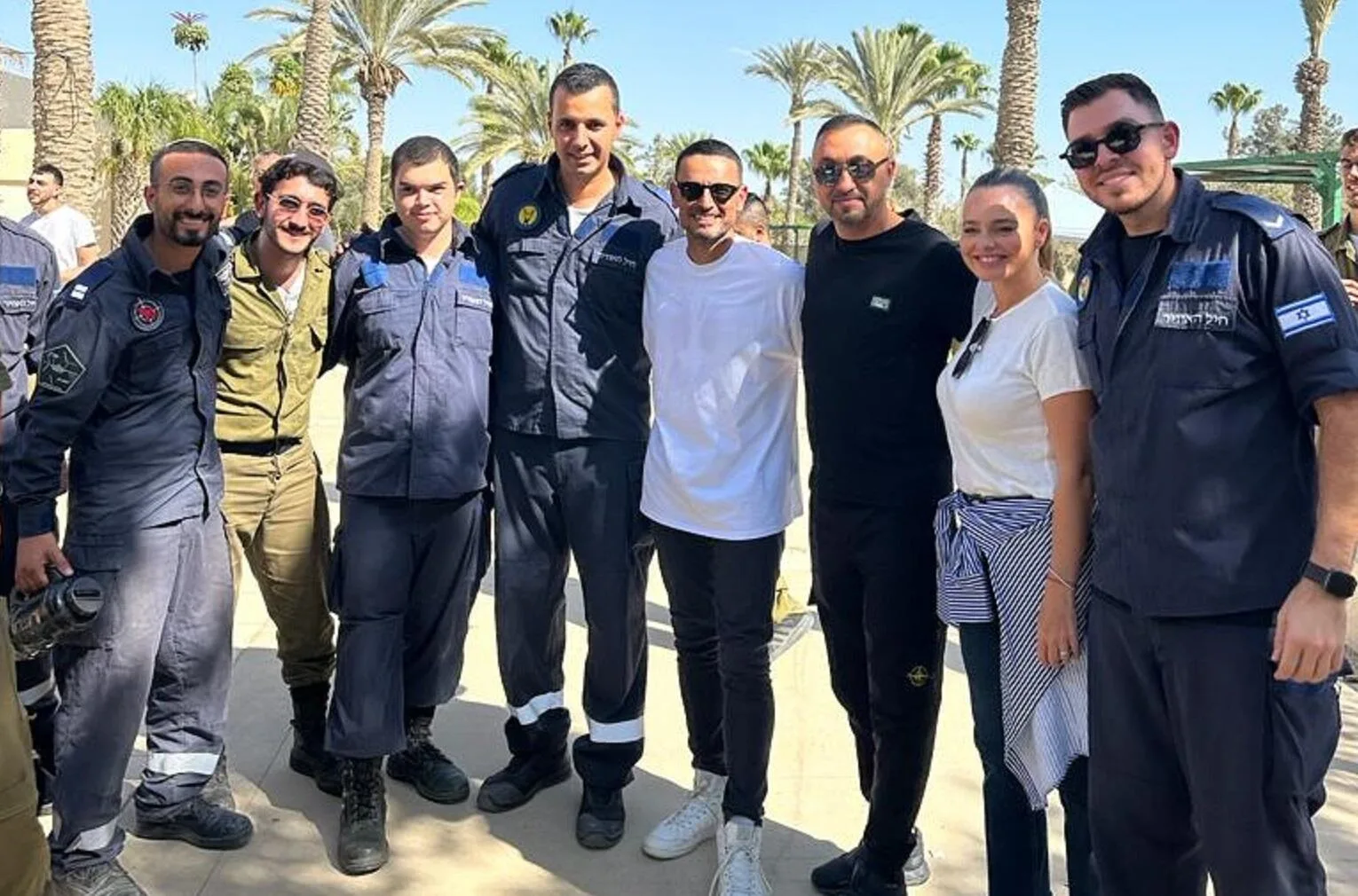 בעלי רשת סקופ יחד עם יעל בר זוהר וגיא זוארץ עורכים קבלת שבת בבסיס חיל האוויר 'נבטים'