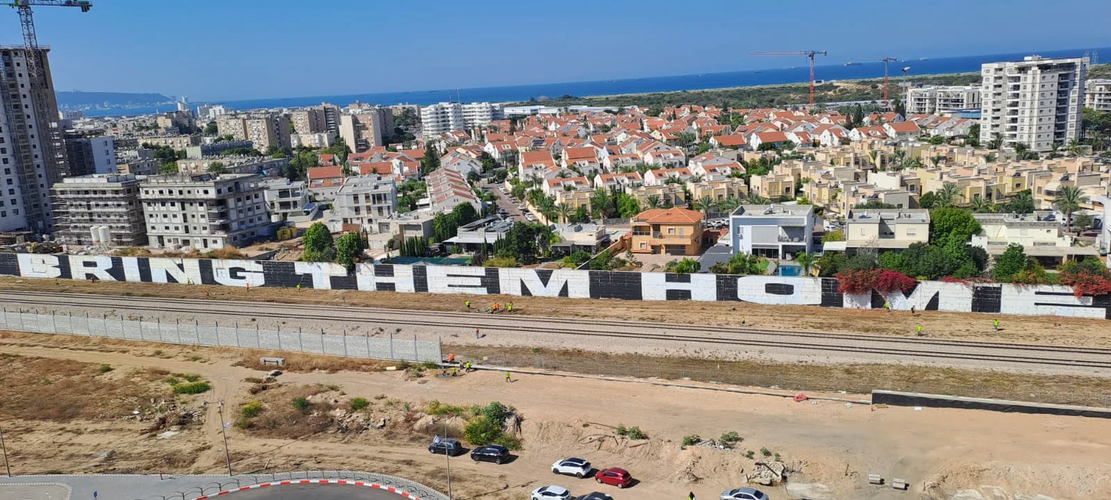 למענם: כתובת הגרפיטי הגדולה ביותר בישראל בקריאה להחזרת החטופים והנעדרים