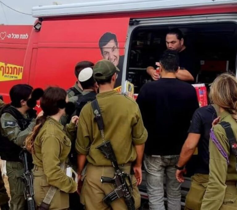 רשת יוחננוף שולחת עשרות משלוחי משאיות עם מוצרי מזון, טואלטיקה, וארוחות מוכנות