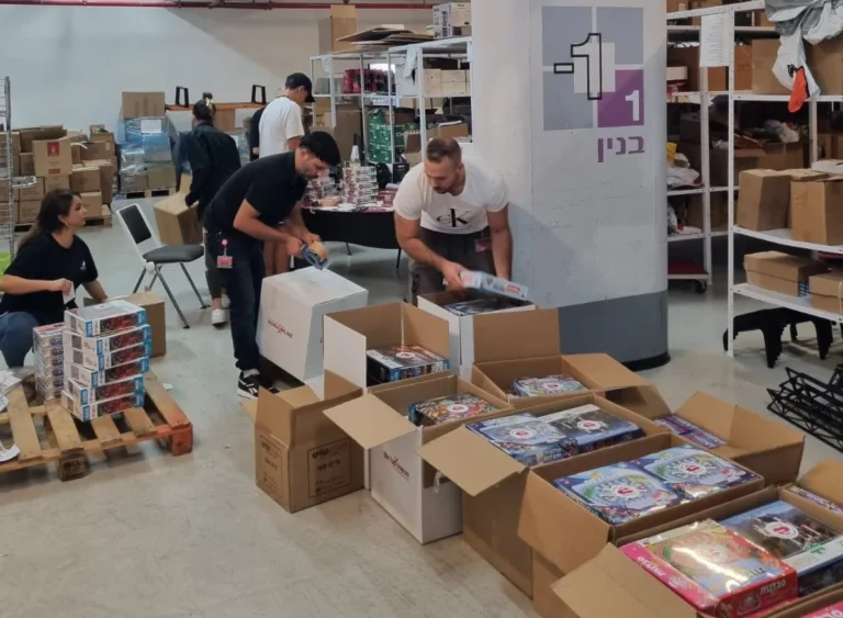 נרתמת למאמץ המלחמתי: הכשרה חברה לביטוח תורמת ציוד עבור החיילים וצעצועים לילדי הדרום