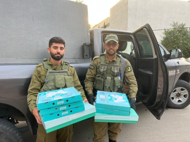 רשת קפה גרג וביגה חילקו הבוקר 3,500 ארוחות לחיילי צה"ל ותושבי עוטף עזה