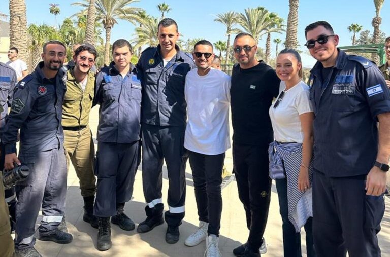 בעלי רשת סקופ יחד עם יעל בר זוהר וגיא זוארץ עורכים קבלת שבת בבסיס חיל האוויר 'נבטים'