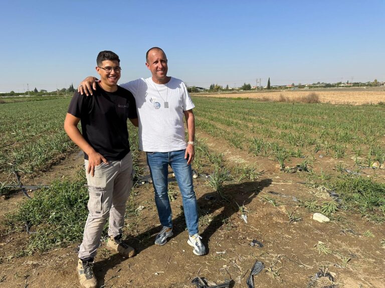 עוטפים את העוטף: בכירי ועובדי גרג וביגה מתגייסים למען החקלאים בעוטף עזה