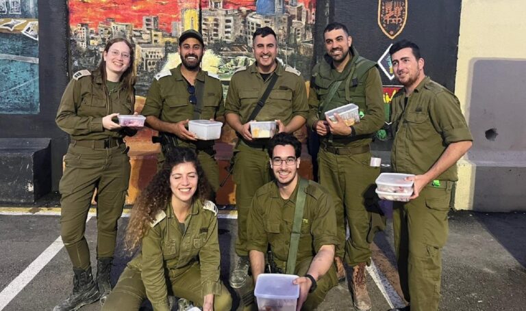 חברת "הלן דורון" תורמת ערכות לימוד למרכזי לימוד שהקימה עיריית ר"ג לילדים המפונים