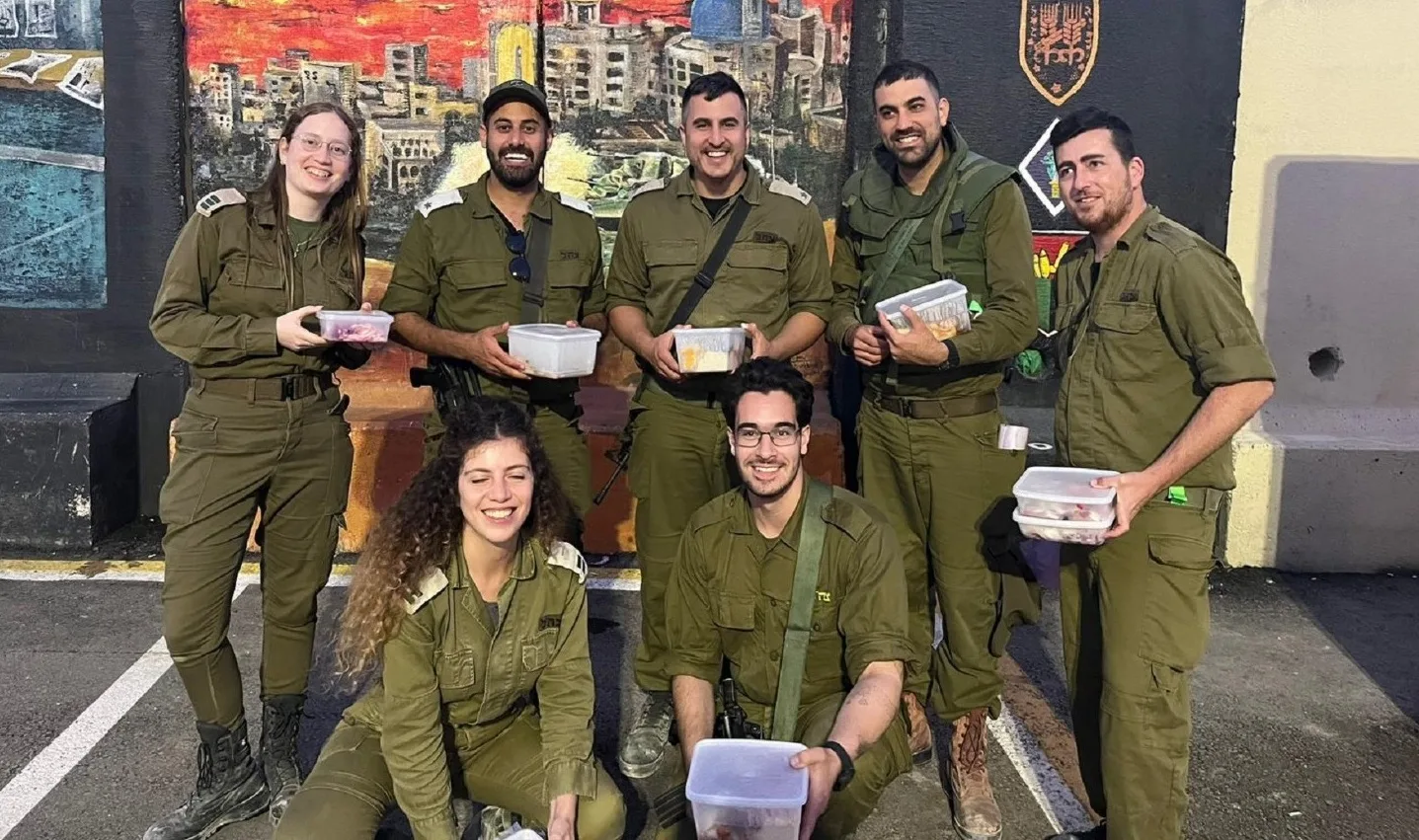 חברת "הלן דורון" תורמת ערכות לימוד למרכזי לימוד שהקימה עיריית ר"ג לילדים המפונים