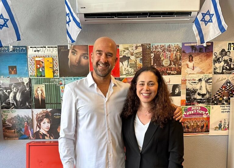 פרק 301 בפודקאסט השיווק: שגית פלס, סמנכ"ל שיווק ומכירות קבוצת תקשוב