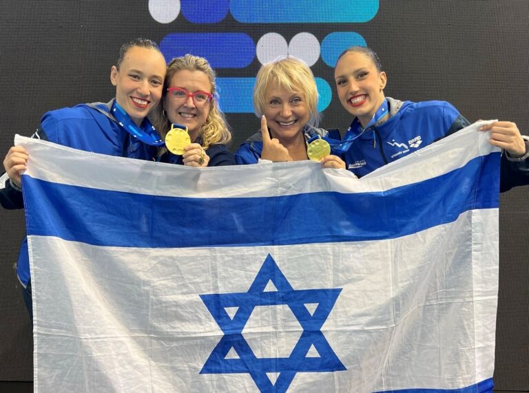 בבגד ים צהוב: השחיינית האומנותית אריאל נשיא, מככבת בקמפיין של חברת JACK KUBA