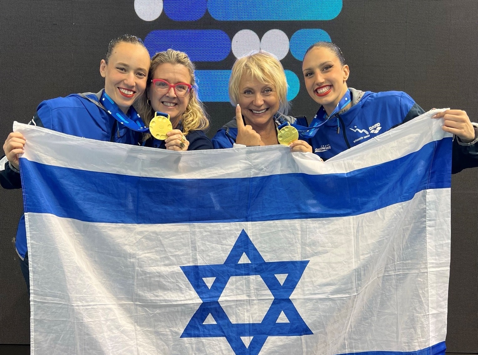 בבגד ים צהוב: השחיינית האומנותית אריאל נשיא, מככבת בקמפיין של חברת JACK KUBA