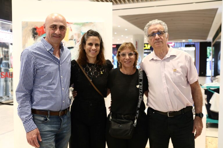 תערוכת "לב פועם" בקניון עופר רמת אביב, כל ההכנסות קודש לעמותת וראייטי ישראל
