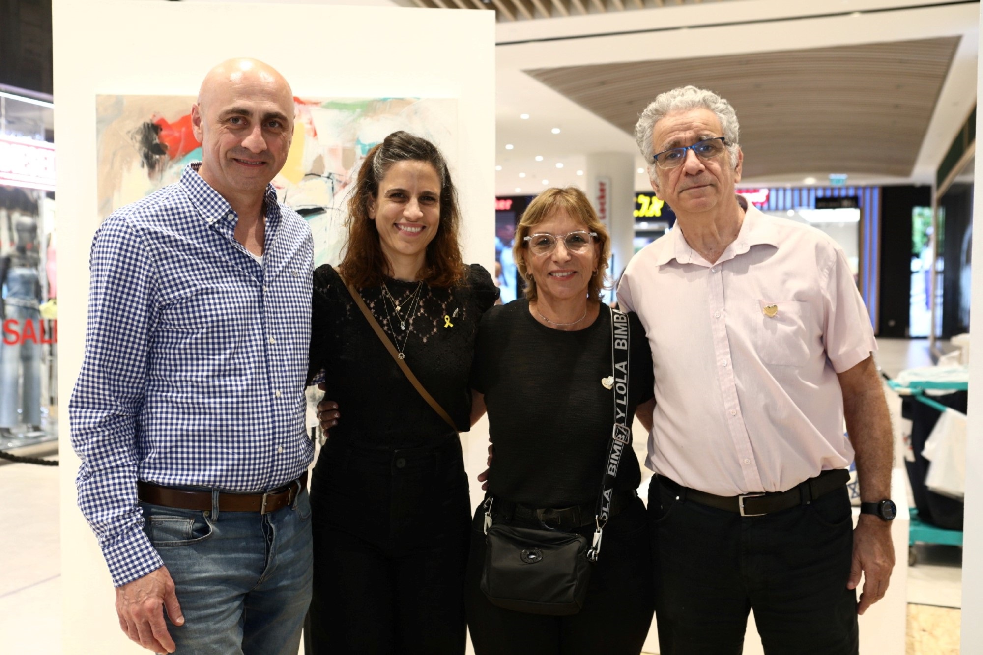 תערוכת "לב פועם" בקניון עופר רמת אביב, כל ההכנסות קודש לעמותת וראייטי ישראל