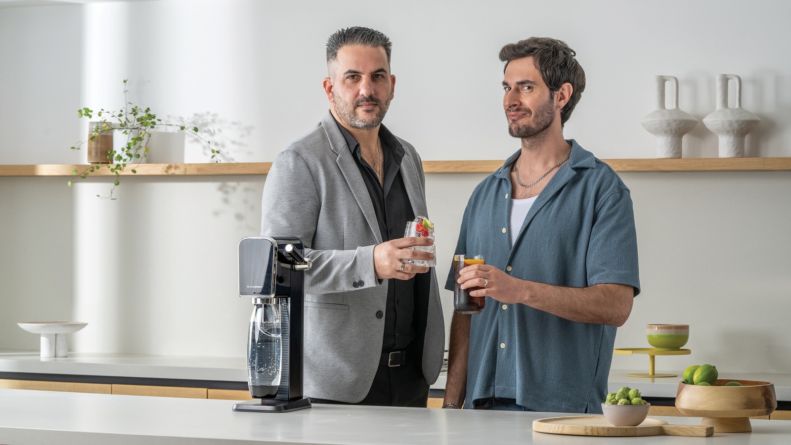 סודהסטרים ישראל יוצאת בקמפיין חדש בכיכובו של השחקן והקומיקאי, תמיר בר