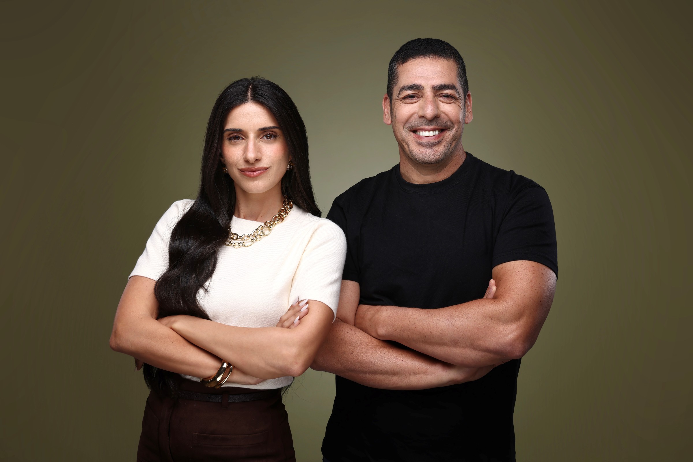 השף יוסי שטרית ויוצרת התוכן עומר לוי משיקים  פופ-אפ קינוחים CHIPS CAKE בקניוני עופר