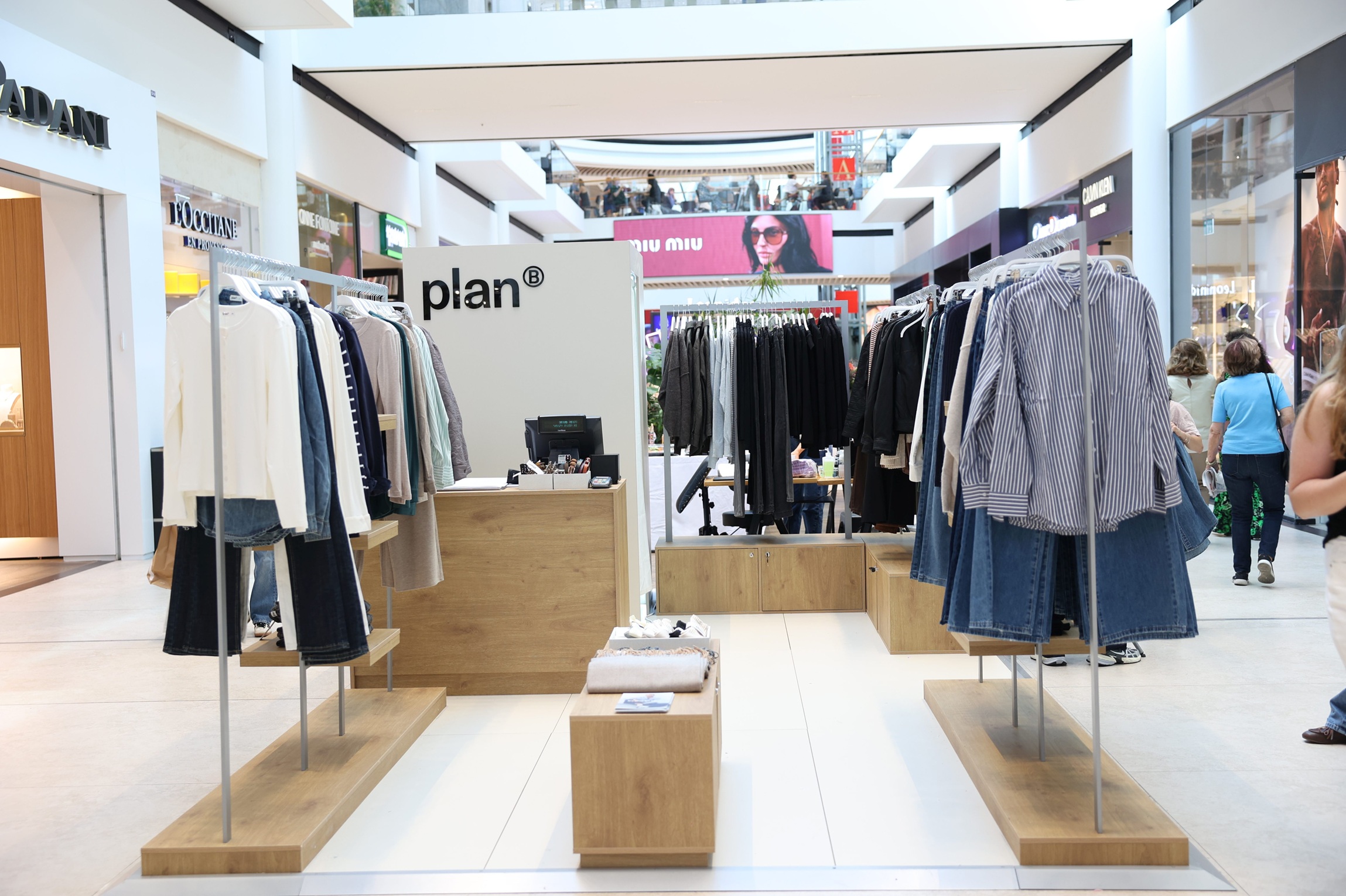 מותג האופנה לנשים PLAN B מבית מעצב האופנה רונן חן פותח פופ-אפ בקניון עופר רחובות