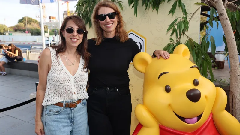 פו הדב בן 100, ודלתא רוצה שנצא מהמסך ונגיע לחנות