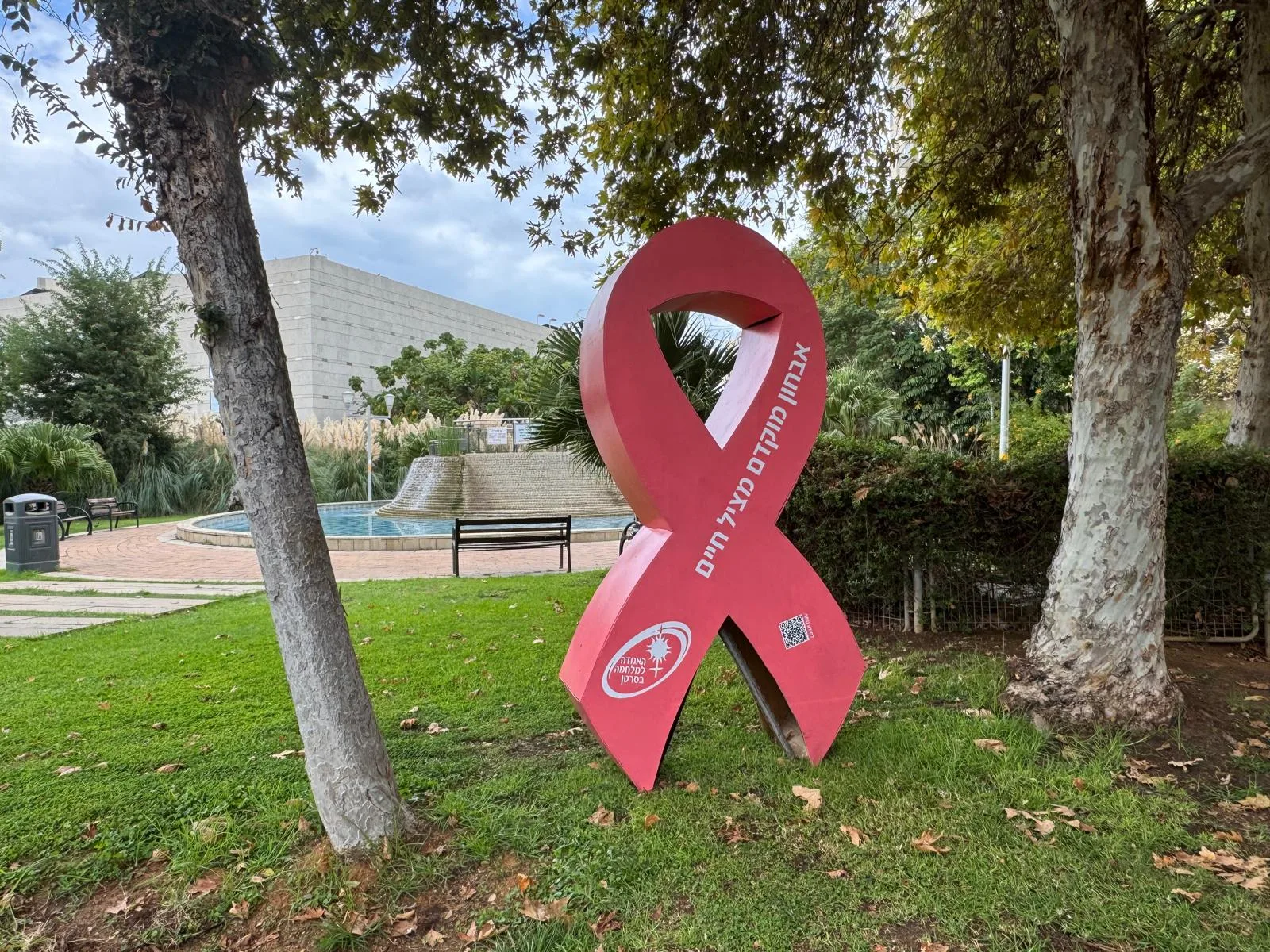 מצהוב לוורוד: פסל סרט ההזדהות שהפך לסמל המאבק בסרטן השד